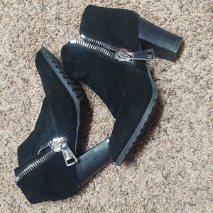 Zip heeled boots